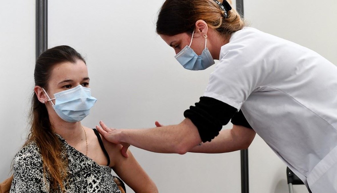 إمرأة تتلقى اللقاح ضد كورونا في مدينة بريست بغرب فرنسا. (أ ف ب)