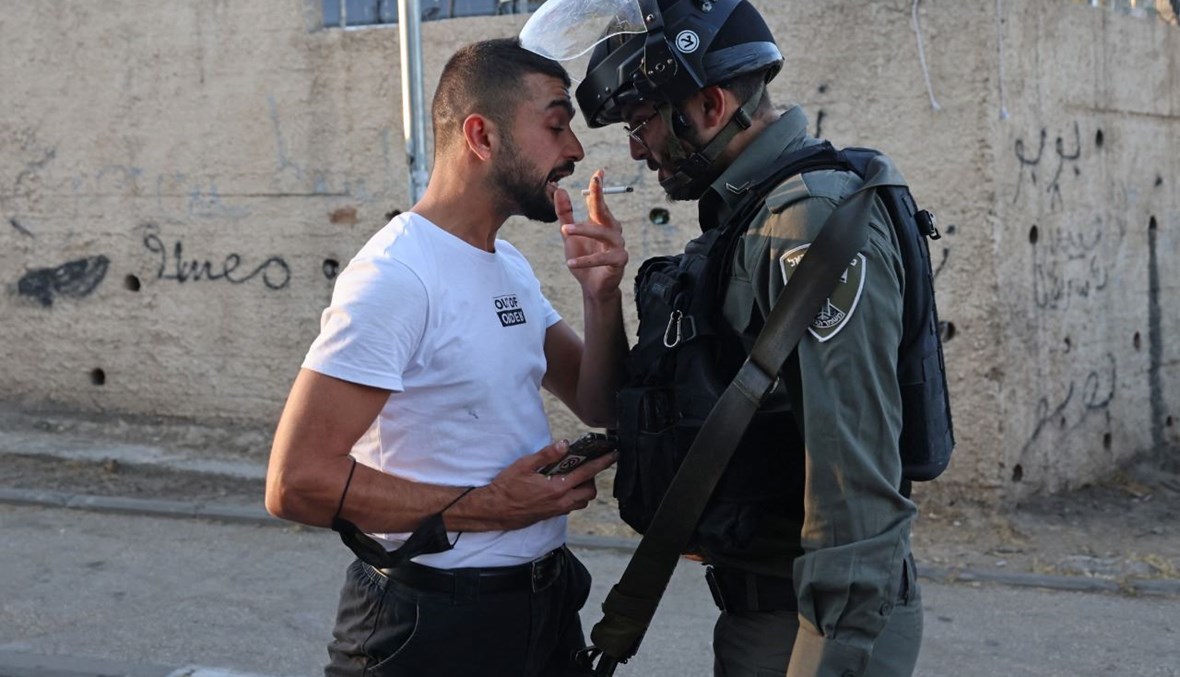 فلسطيني يتجادل مع عنصر من قوات الأمن الإسرائيلية في حي الشيخ جراح بالقدس الشرقية (15 ايار 2021، أ ف ب). 