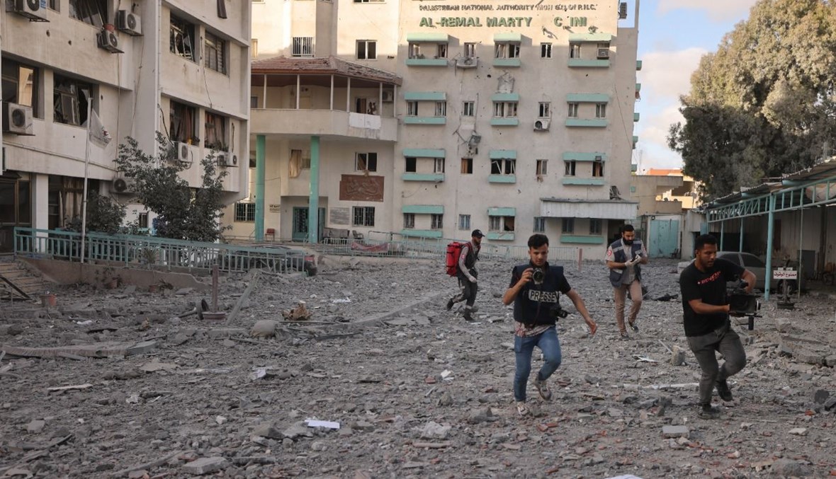 فلسطينيون يركضون وسط غارات جوية إسرائيلية على مدينة غزة (17 ايار 2021، أ ف ب).