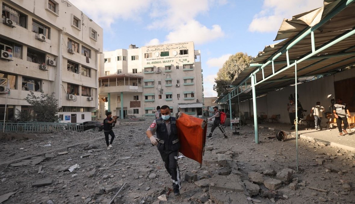 فلسطينيون يركضون وسط غارات جوية إسرائيلية على مدينة غزة (17 ايار 2021، أ ف ب).