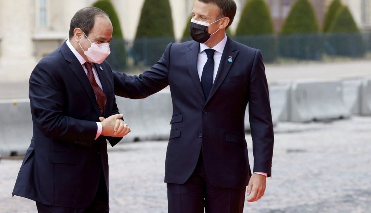 الرئيس الفرنسي إيمانويل ماكرون والرئيس المصري عبد الفتاح السيسي في باريس أمس.   (أ ف ب)