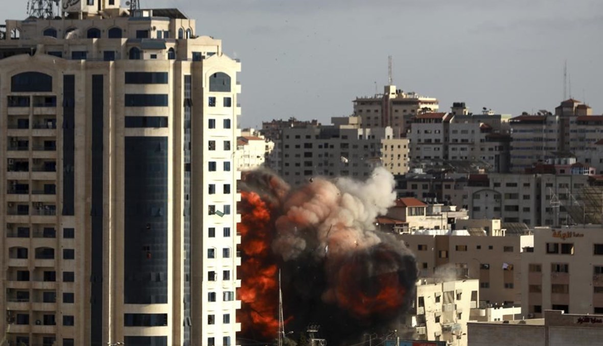 نار ودخان يتصاعدان من مبنى لدى تعرضة لغارة جوية إسرائيلية في مدينة غزة أمس.   (أ ب)