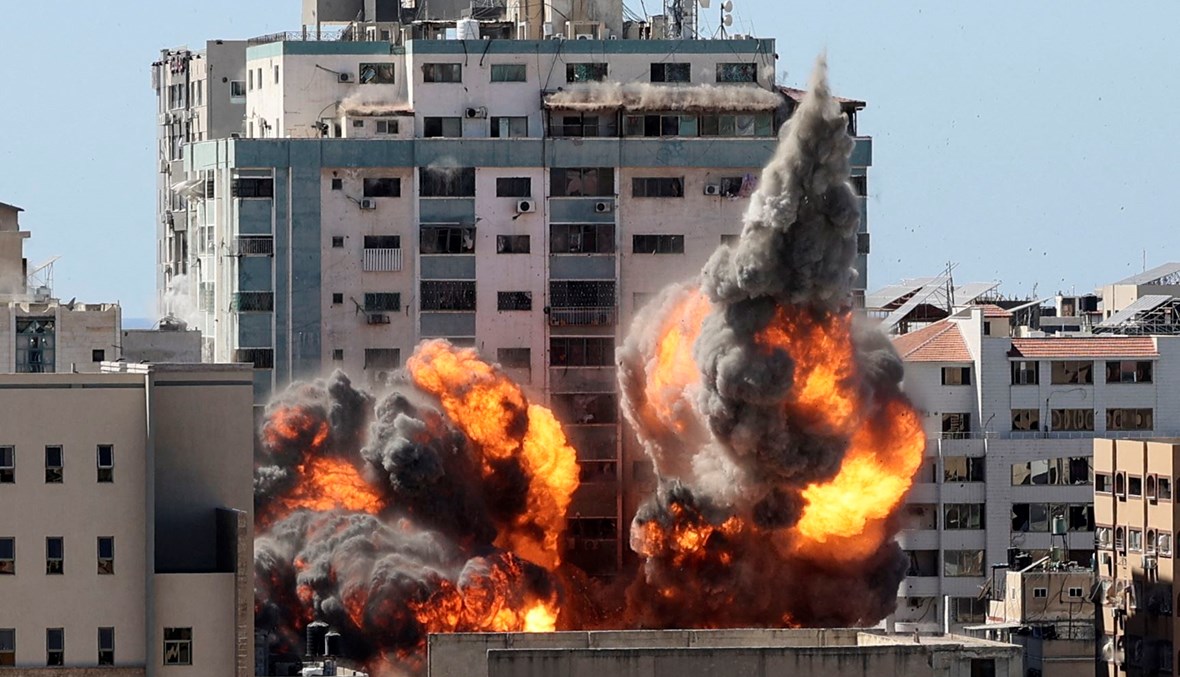 قصف مبنى الجلاء في غزة (أ ف ب).