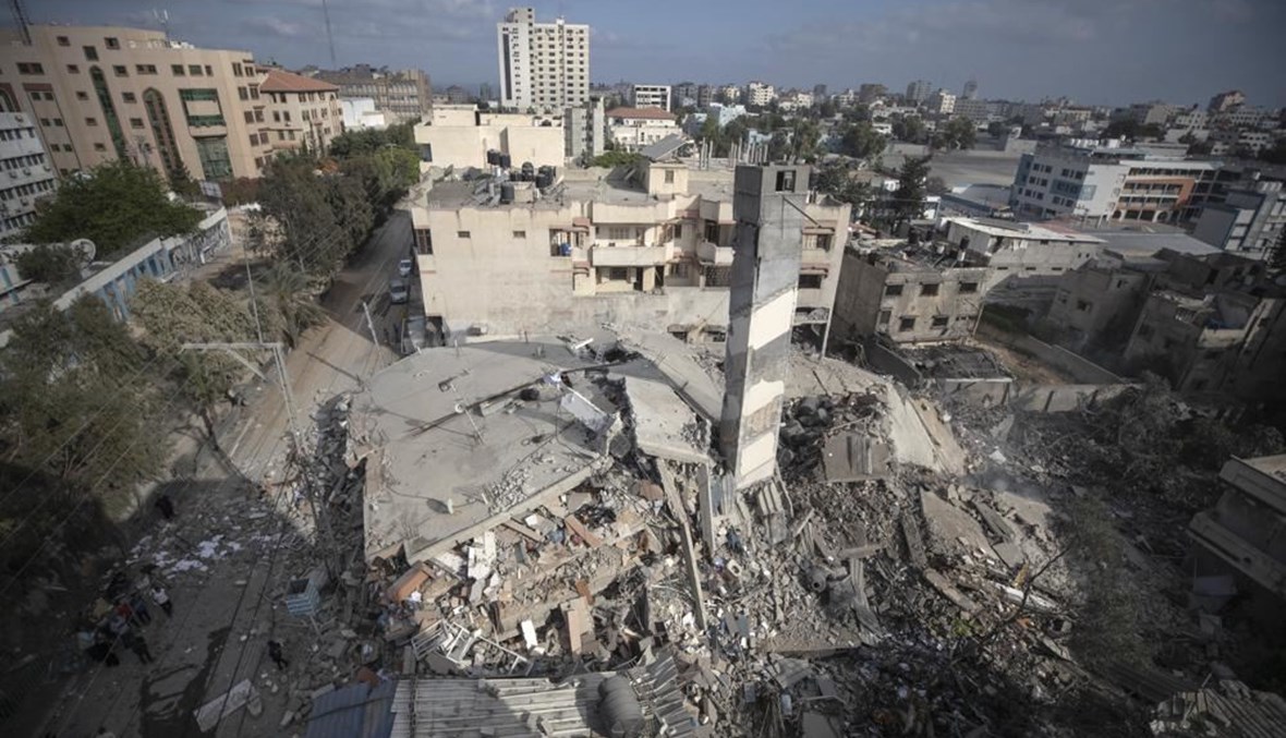 منظر عام لأنقاض مبنى من ستة طوابق دمر ته غارة جوية إسرائيلية في مدينة غزة أمس.  (أ ب)