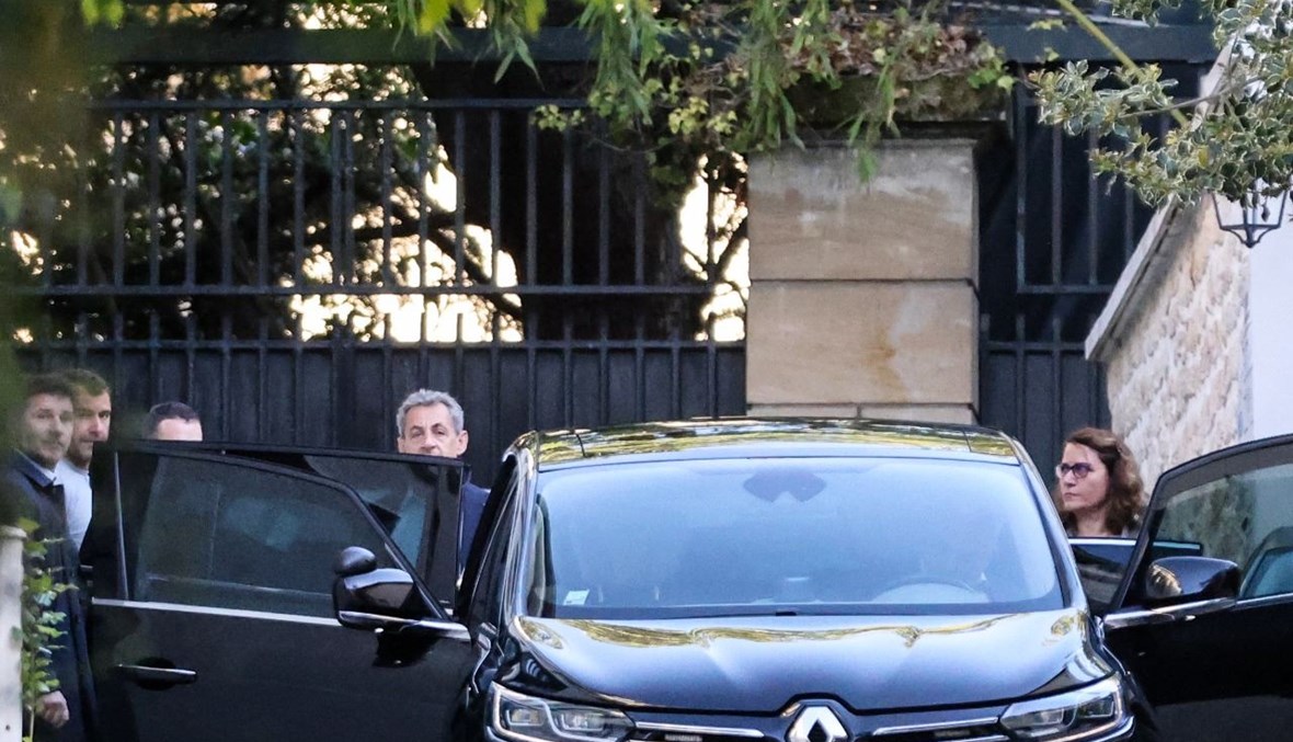 ساركوزي يستقل سيارته امام منزله في باريس (20 ايار 2021، أ ف ب). 