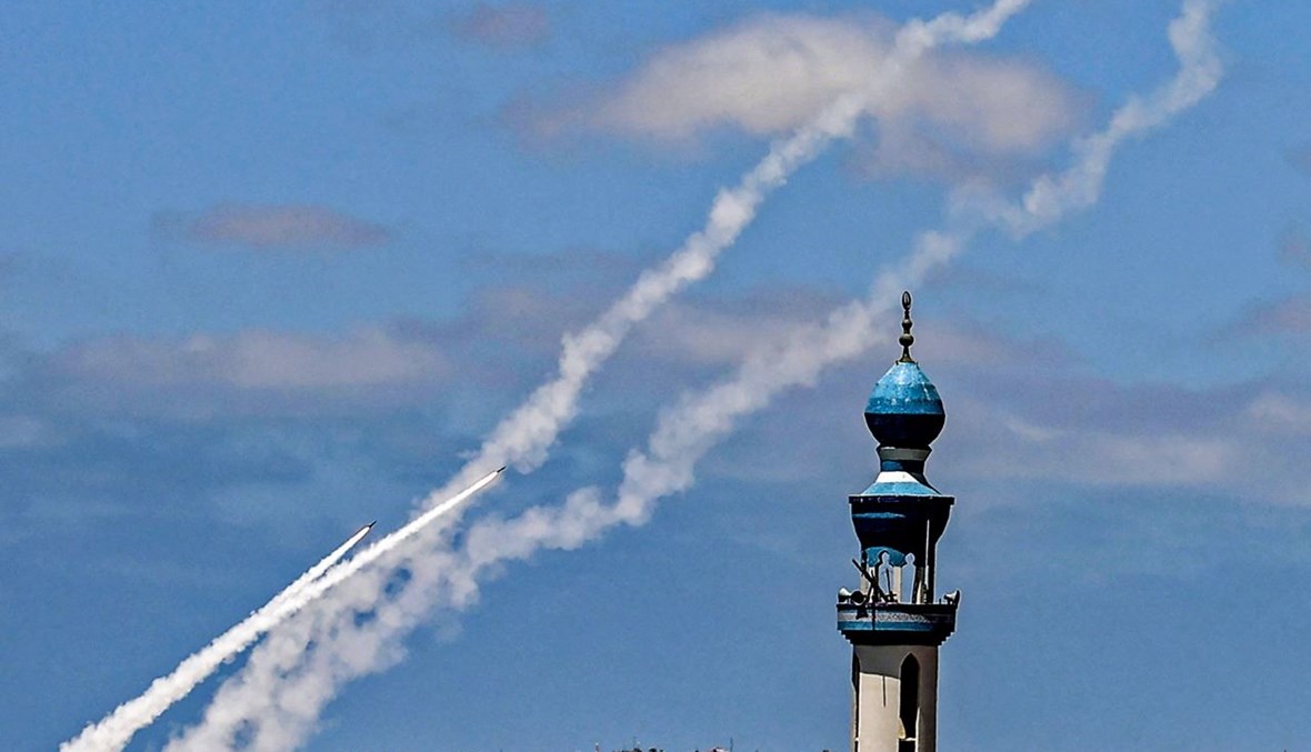 إطلاق صواريخ من رفح في جنوب قطاع غزة باتجاه إسرائيل (20 ايار 2021، أ ف ب). 