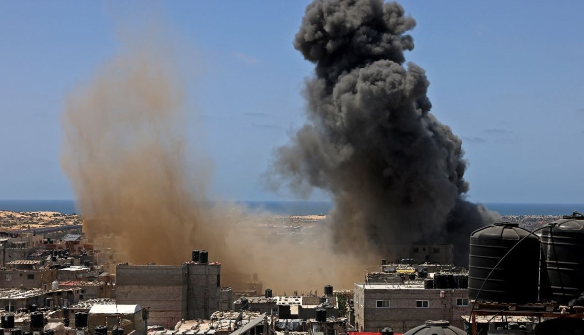 دخان يتصاعد من مبنى استهدفته غارة جوية إسرائيلية على رفح جنوب قطاع غزة (20 ايار 2021، أ ف ب). 