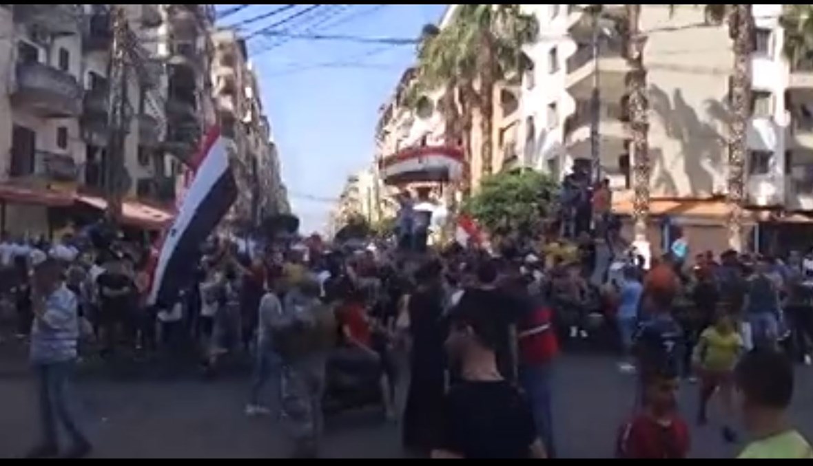 مسيرة أهالي الجرحى السورييين في جبل محسن (من الفيديو).