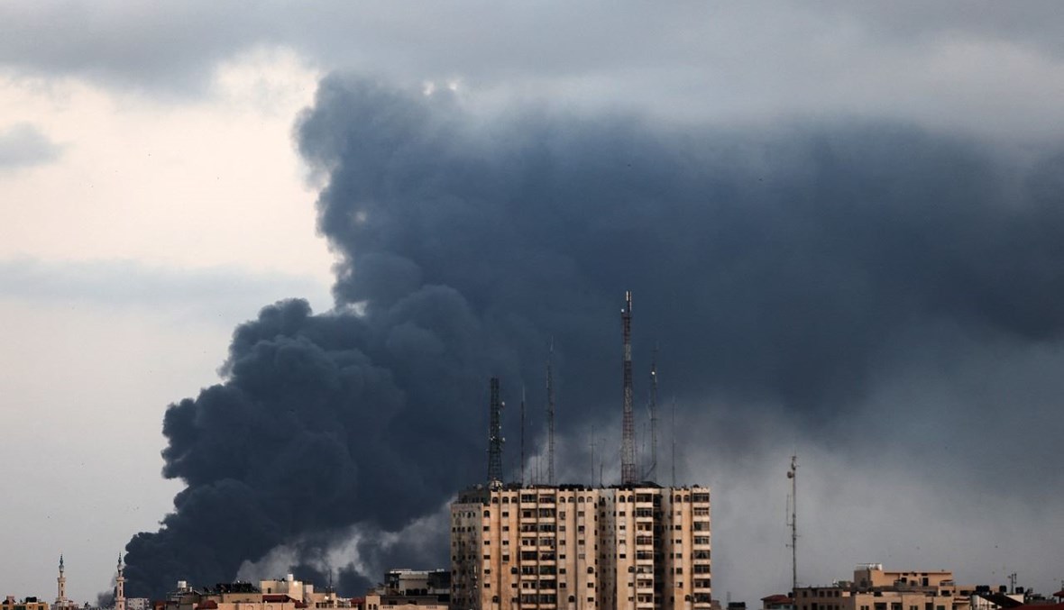 دخان يتصاعد فوق المباني خلال غارة جوية إسرائيلية على منطقة صناعية في مدينة غزة (20 ايار 2021، أ ف ب). 