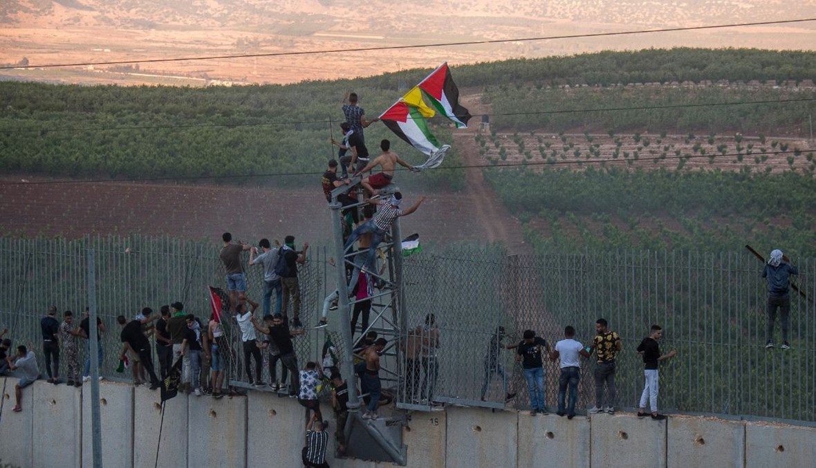 شبّان يتسلّقون الجدار الفاصل مع الحدود الفلسطينية (نبيل اسماعيل).