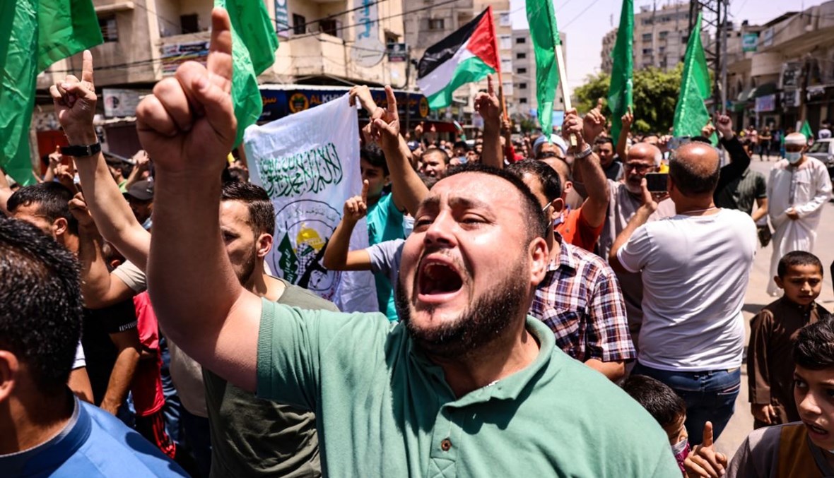 أنصار لحركة حماس يحتفلون بعد وقف إطلاق النار، في خان يونس جنوب قطاع غزة (21 ايار 2021، أ ف ب).