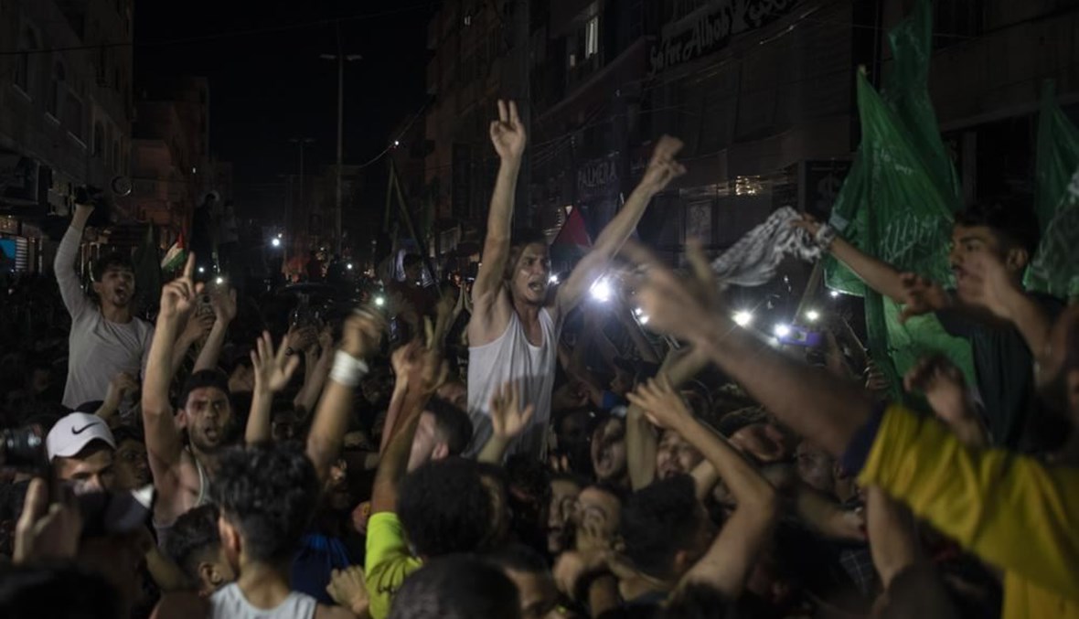 فلسطينون يحتفلون في مدينة غزة بعد دخول الهدنة حيز التنفيذ فجر أمس.   (أب)