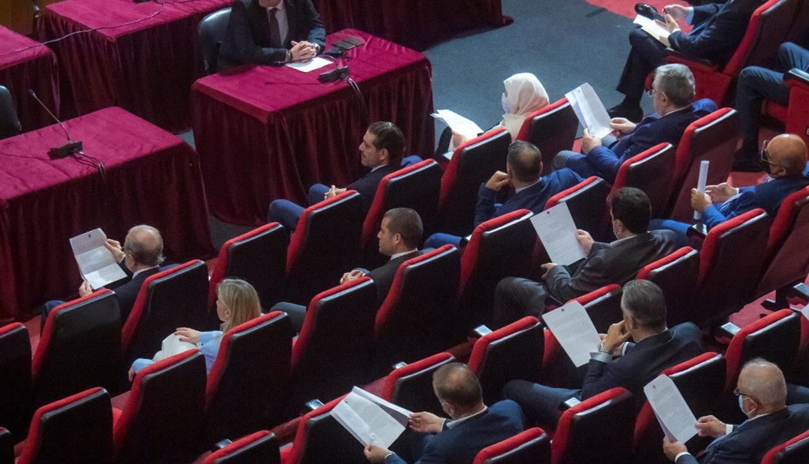 الرئيس سعد الحريري والنائبة بهية الحريري في مقاعد النواب امس في قصر الاونيسكو خلال تلاوة رسالة الرئيس عون.  ( نبيل إسماعيل )