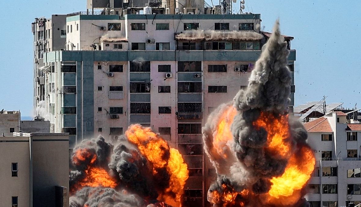 استهداف برج الجلاء في غزّة من قبل القوات الإسرائيلية (أ ف ب).