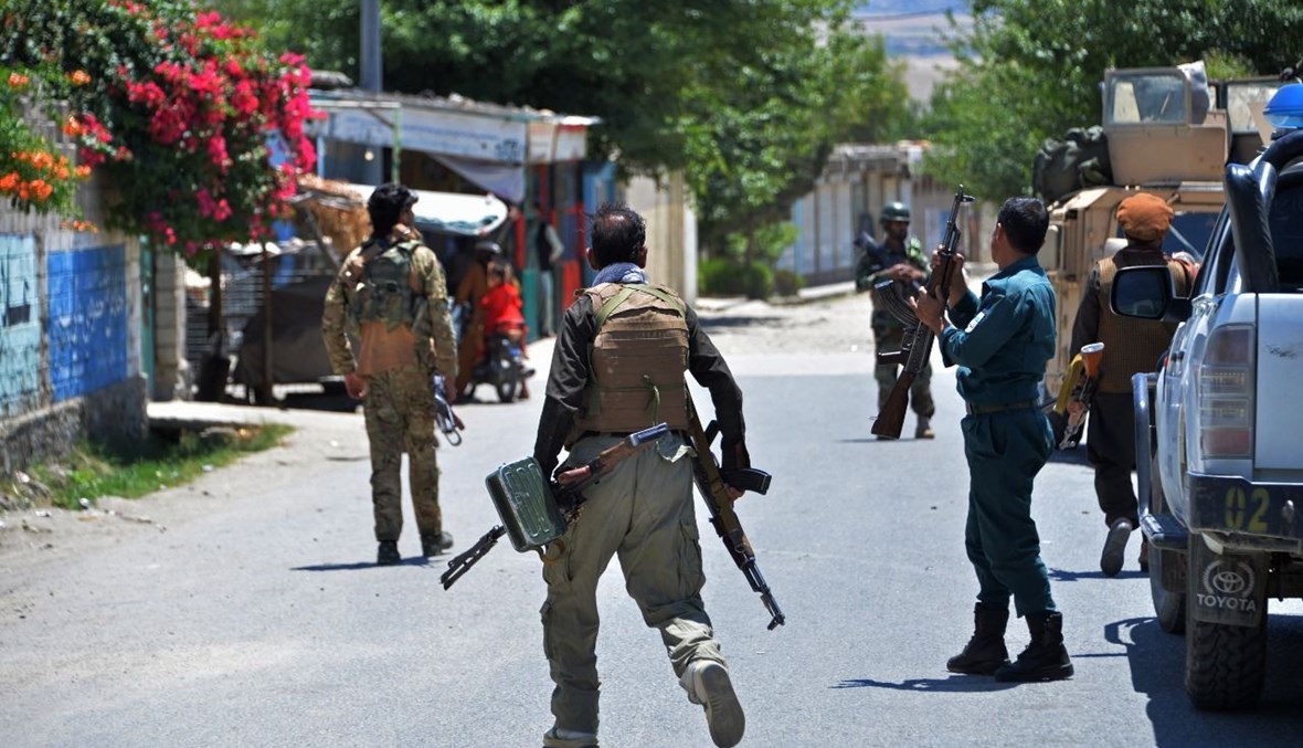 عناصر من قوات الأمن الأفغانية يقومون بدورية في أحد الشوارع خلال اشتباكات دائرة مع  طالبان في مهترلام (24 ايار 2021، أ ف ب). 