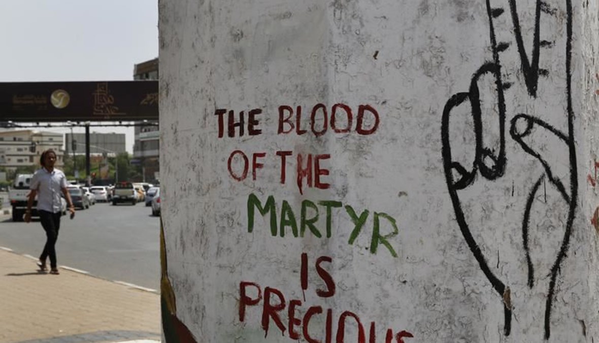 اقتباس من المعارضة السودانية عن المتظاهرين الذين قتلوا على يد قوات الأمن كُتب على جدار، في الخرطوم (16  حزيران 2019، أ ب). 