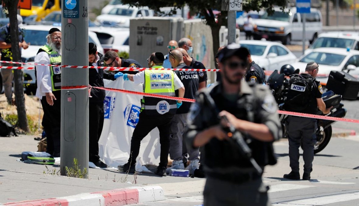 عناصر من قوات الأمن الإسرائيلية تجمعوا في موقع الهجوم بالقرب من حي الشيخ جراح في القدس الشرقية (24 ايار 2021، أ ف ب). 