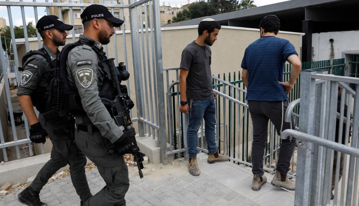 عناصر من شرطة الحدود الإسرائيلية يؤمنون سلامة مدرسة يهودية في مدينة اللد بالقرب من تل أبيب (23 ايار 2021، أ ف ب). 