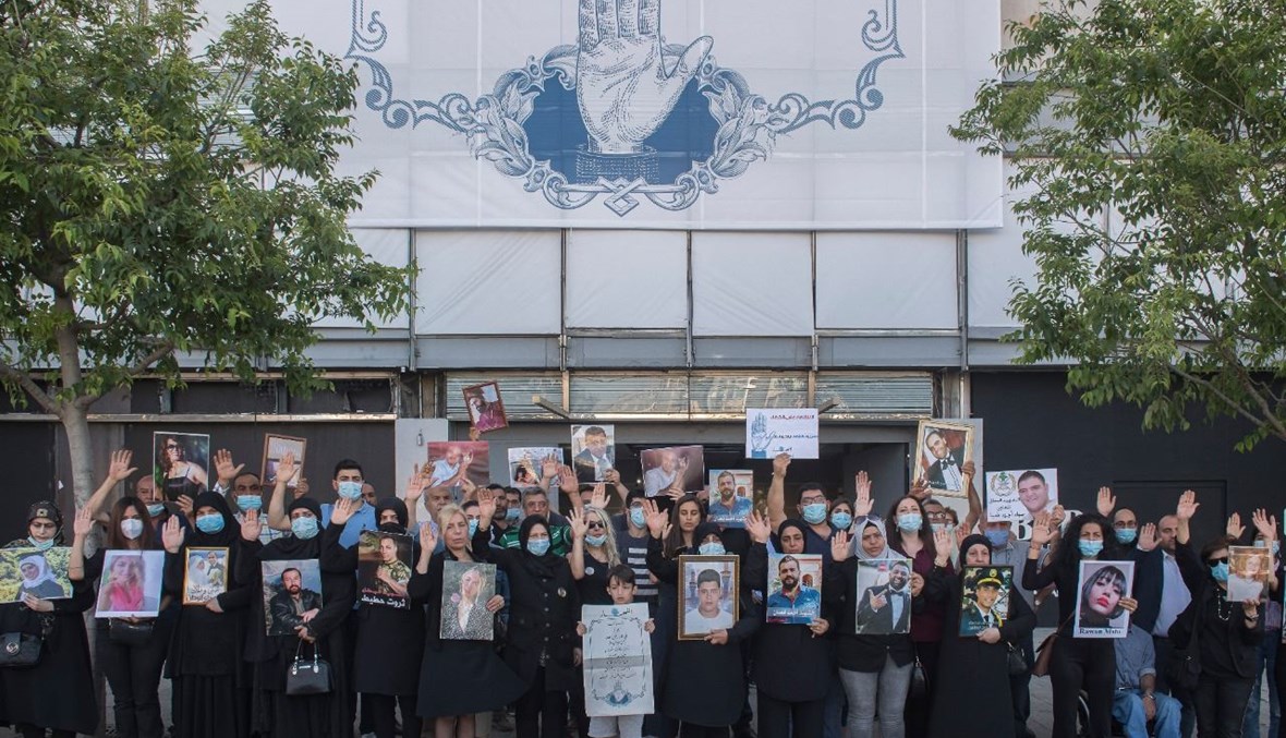 وقفة رمزية لأسرة "النهار" وعائلات الشهداء أمام مبنى الجريدة (نبيل إسماعيل).