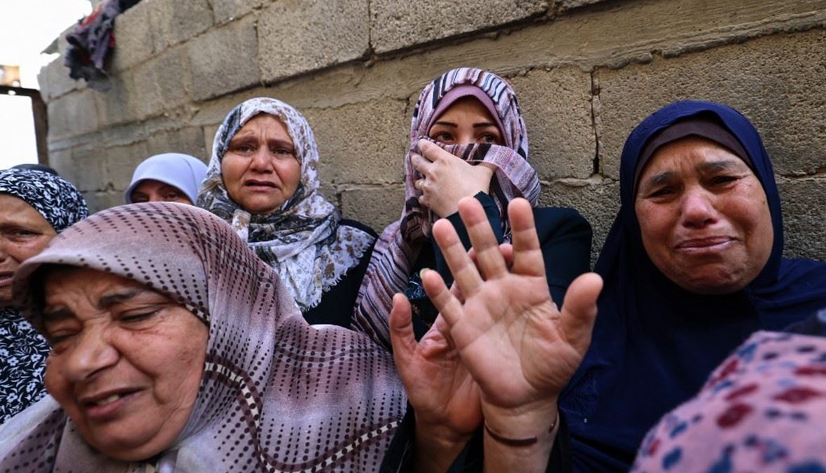نساء فلسطينيات خلال تشييع أحد عناصر "كتائب شهداء الأقصى" في بيت حانون بقطاع غزة أمس.   (أ ف ب)