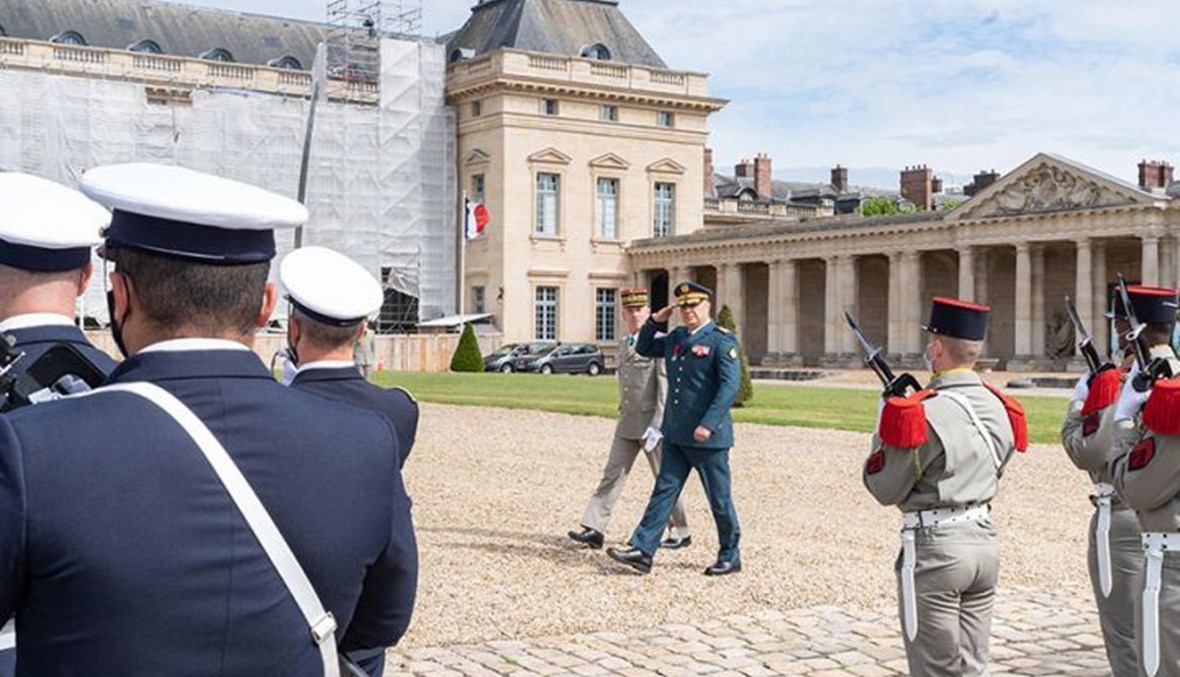 قائد الجيش العماد جوزف عون برفقة رئيس الأركان الفرنسي فرنسوا لوكوانتر يستعرضان ثلة من القوات العسكرية الفرنسية. 