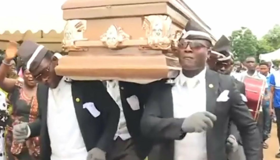 لبنانيون يودّعون منقل المشاوي... برقصة التابوت