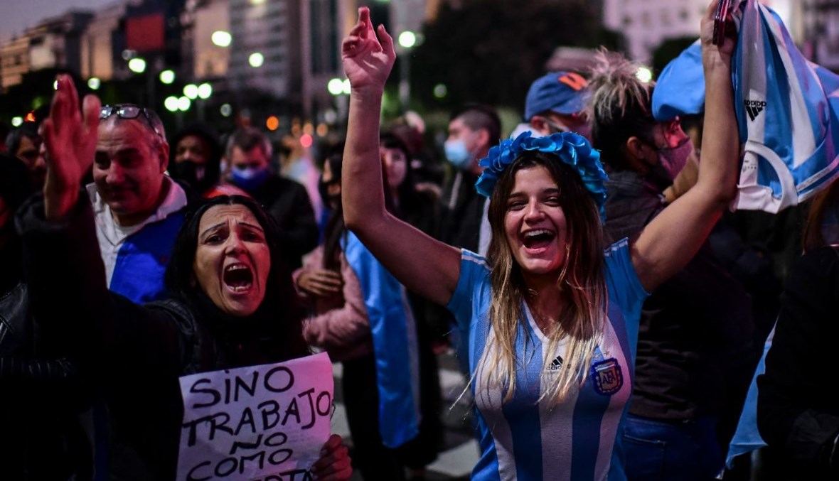 متظاهرون يشاركون في احتجاج على الإغلاق في بوينس آيرس (25 ايار 2021، أ ف ب). 