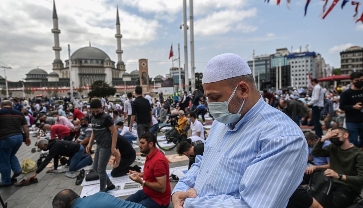 مسلمون يشاركون في صلاة الجمعة خلال افتتاح مسجد  في ساحة تقسيم  بإسطنبول (28 ايار 2021، أ ف ب). 