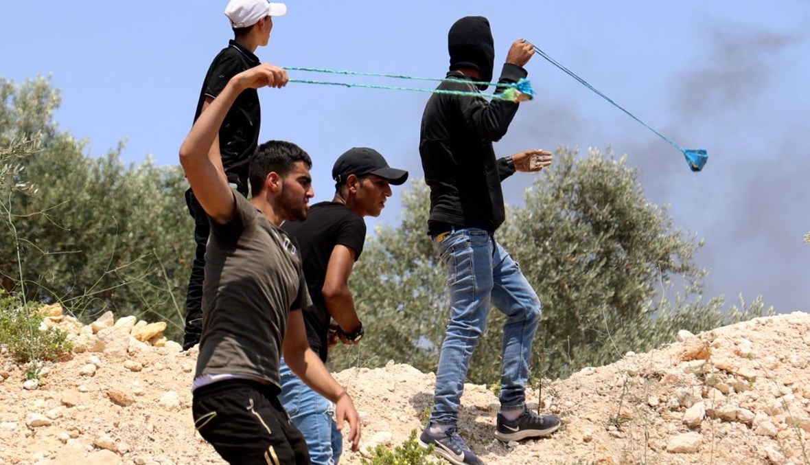 متظاهرون فلسطينيون خلال مواجهات في قرية بيتا جنوب نابلس بالضفة الغربية المحتلة (28 ايار 2021، أ ف ب). 