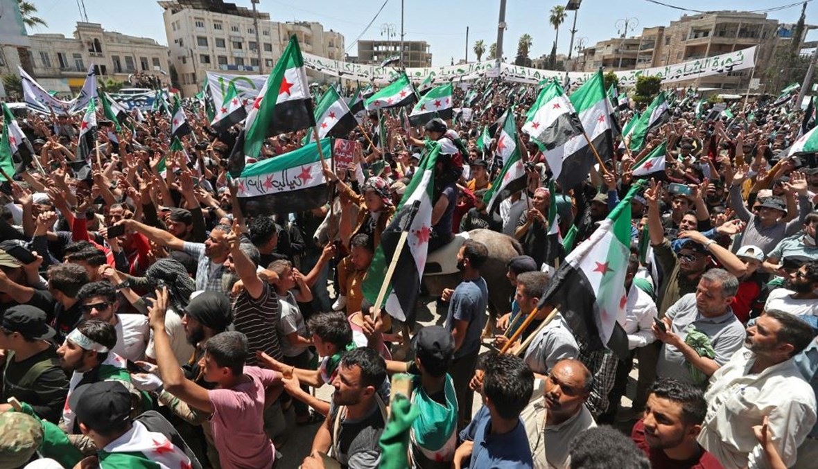 سوريون يتظاهرون في مدينة إدلب التي تسيطر عليها المعارضة الاربعاء ضد الإنتخابات الرئاسية في مناطق سيطرة النظام.   (أ ف ب)