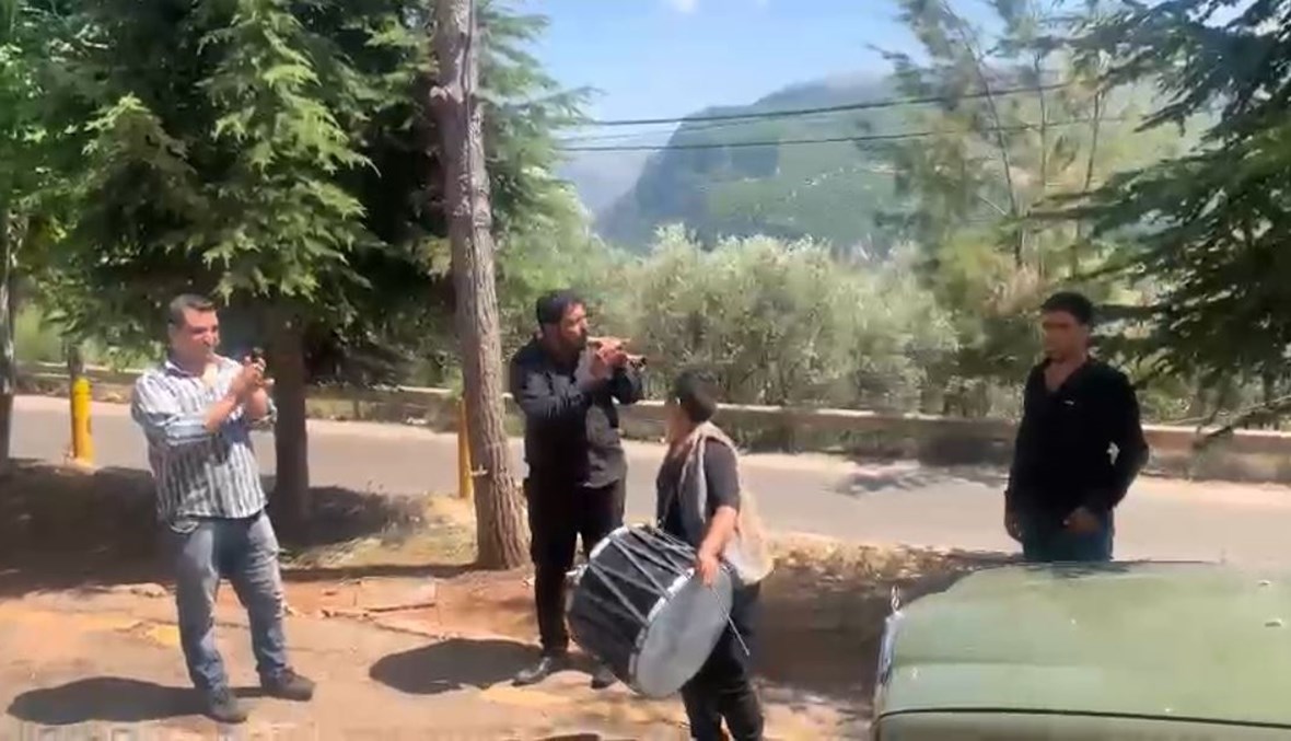 احتفالاً بوصول صهريج البنزين... "طبل وزمر وهمروجة" في حرار العكارية أمام إحدى المحطات! (فيديو)