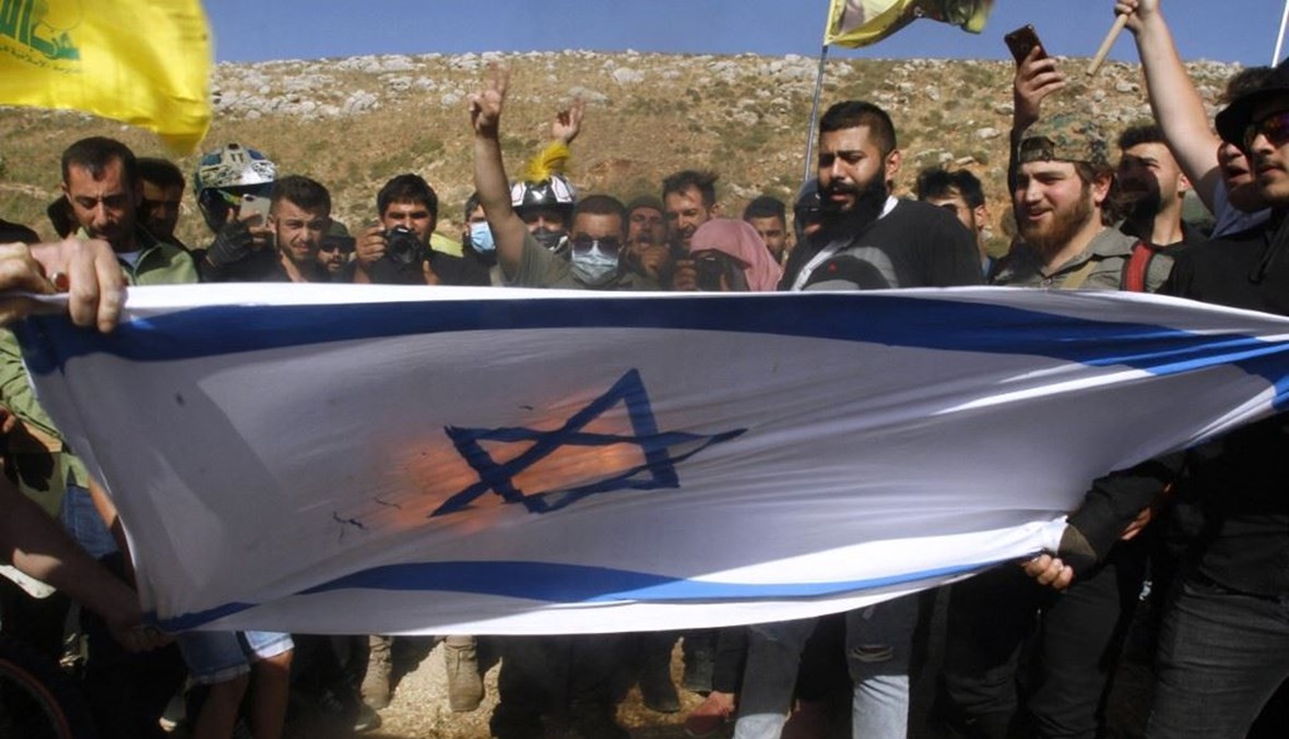 إحراق العلم االإسرائيلي في الخيام خلال احتفالات "عيد التحرير" (أ ف ب).