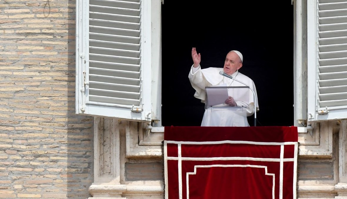 البابا فرنسيس متكلما من نافذة القصر الرسولي المطل على ساحة القديس بطرس في الفاتيكان خلال صلاة التبشير الملائكي (30 ايار 2021، أ ف ب).