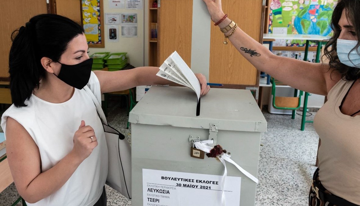 امرأة قبرصية تدلي بصوتها في مركز اقتراع في العاصمة نيقوسيا (30 ايار 2021، أ ف ب).
