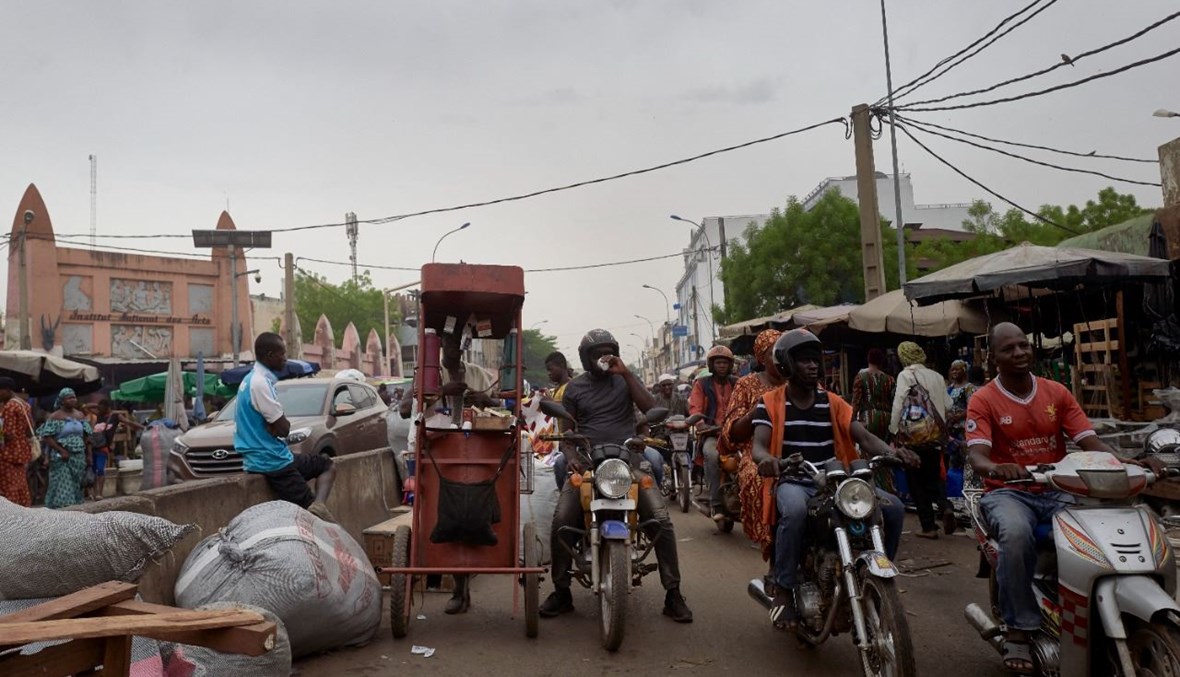 أشخاص يقودون دراجاتهم النارية في باماكو (27 ايار 2021، أ ف ب). 