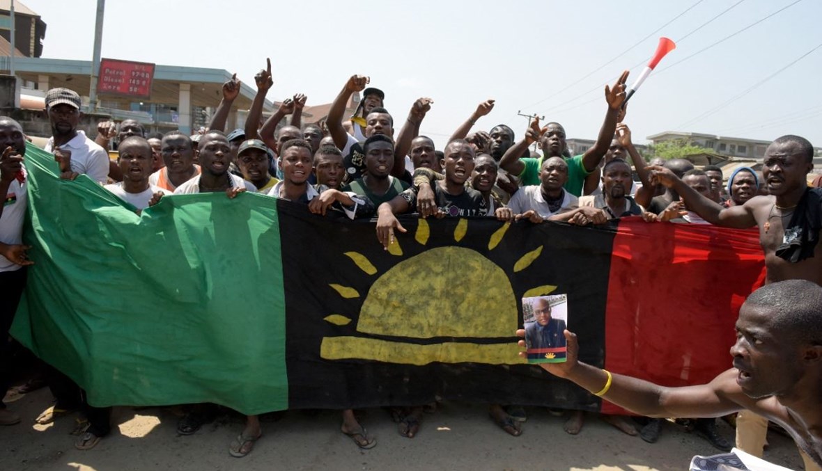أنصار لبيافرا يرددون شعارات في أبا جنوب شرق نيجيريا، خلال تظاهرة تطالب بالإفراج عن ناشط رئيسي (18 ت2 2015، أ ف ب).