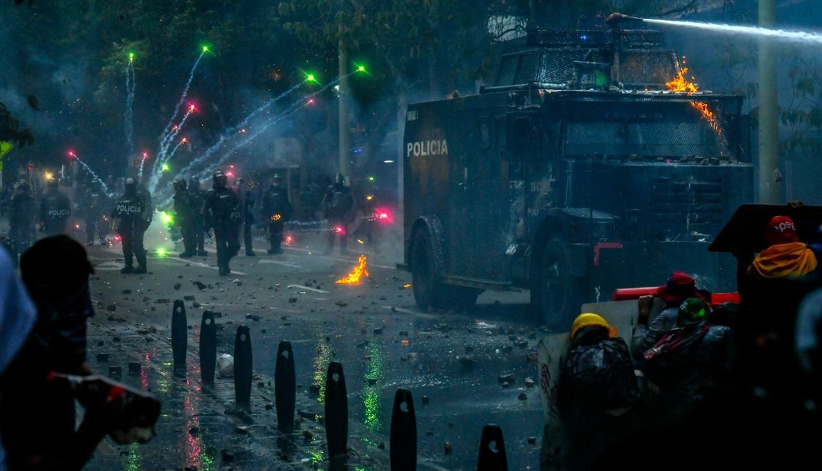 متظاهرون يشتبكون مع الشرطة خلال احتجاج ضد الحكومة في ميديلين بكولومبيا (28 ايار 2021، ا ف ب). 