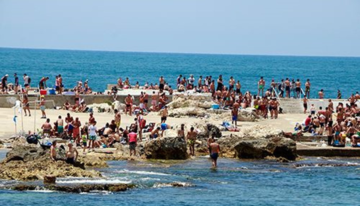 اللبنانيون اقبلوا امس على الشواطىء للسباحة والافادة من اشعة الشمس، متجاوزين التباعد والاجراءات الوقائية من فيروس كورونا.