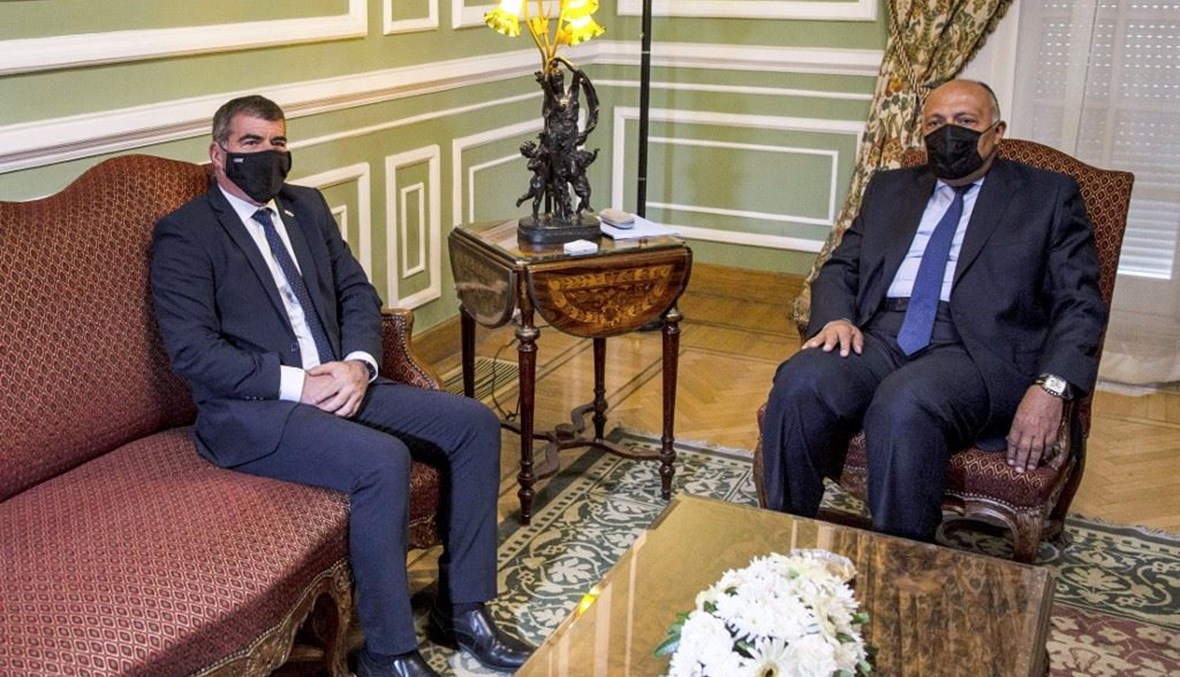 وزير الخارجية المصري سامح شكري ووزير الخارجية الاسرائيلي غابي أشكينازي في القاهرة أمس.(أ ف ب)