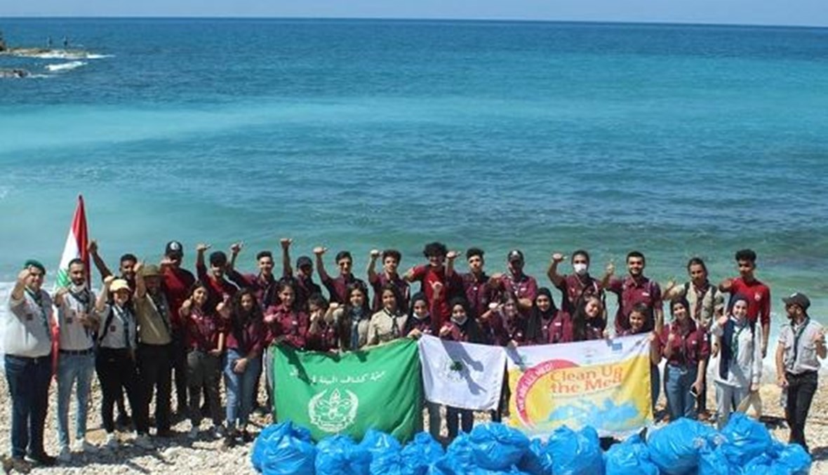 جمعية كشاف البيئة تشارك بتنظيف شاطئ جبيل.