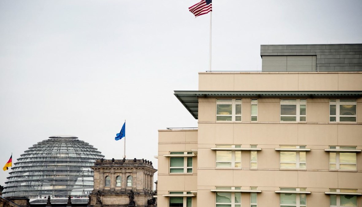 العلم الأميركي يرفرف فوق السفارة الأميركية (الى اليمين) بجوار البرلمان الألماني (الى اليسار) في برلين (25 ت1 2013، أ ف ب).