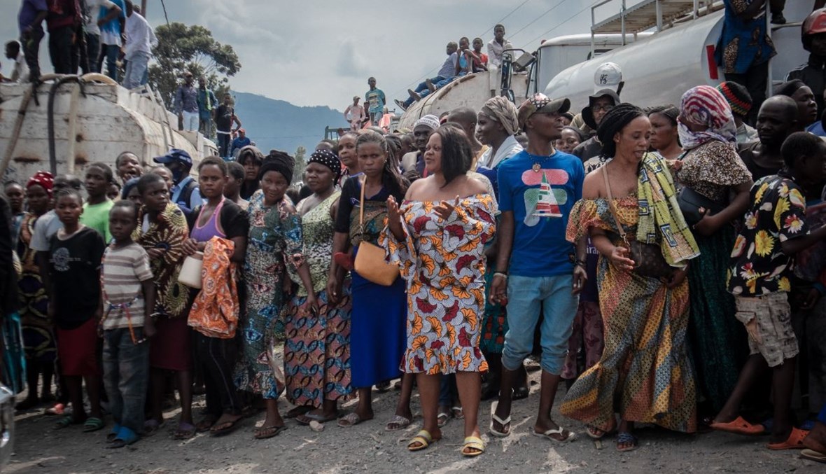 سكان نزحوا بسبب ثوران بركان نيراغونغو ينتظرون تلقي مساعدات غذائية في ساكي شمال غرب غوما (29 ايار 2021، أ ف ب). 