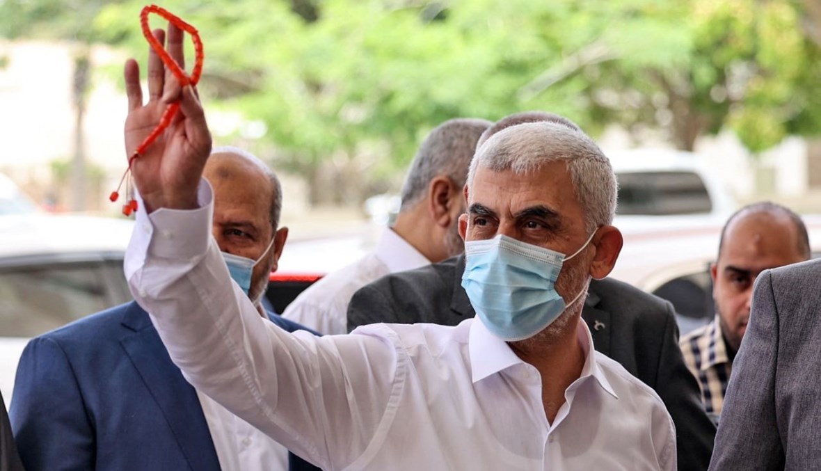 السنوار يلقي تحية على رئيس المخابرات المصرية عباس كامل (ليس في الصورة)، لدى وصوله الى مدينة غزة (31 ايار 2021، أ ف ب).