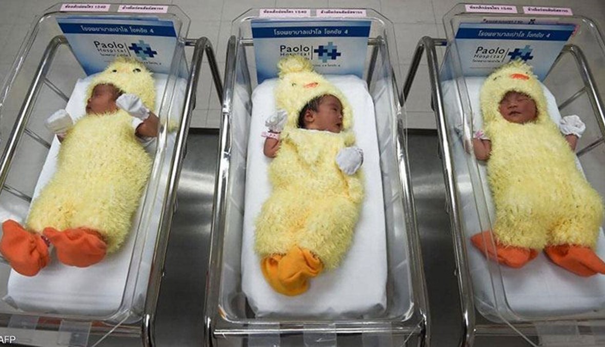 صورة من الارشيف لمولودين في الصين.  