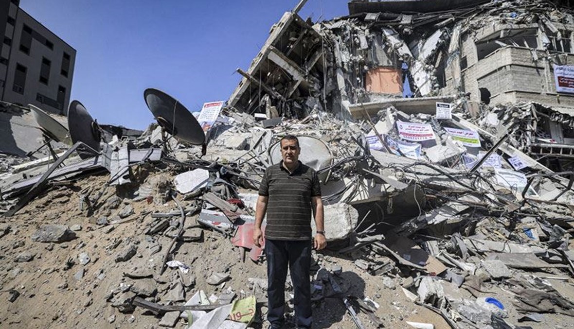 فلسطيني أمام متجره المدمر في مدينة غزة.   (أ ف ب)