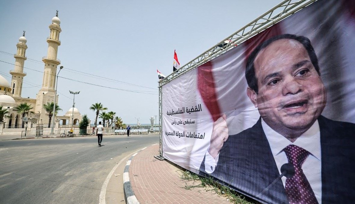 ملصق للرئيس المصري عبد الفتاح السيسي في شارع بمدينة بيت حانون بقطاع غزة الإثنين.(أ ف ب)