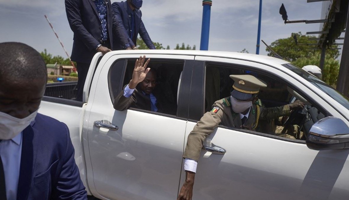 الرئيس المالي الموقت الجنرال أسيمي غويتا في باماكو يلوح بيده من داخل سيارة بعد عودته من قمة مجموعة غرب أفريقيا في 31 أيار الماضي.(أ ف ب)