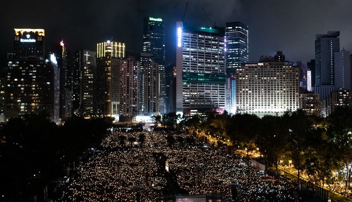 وقفة احتجاجية على ضوء الشموع في فيكتوريا بارك في هونغ كونغ في الذكرى الـ30 لتظاهرات تيان انمين (4 حزيران 2019، ا ف ب). 