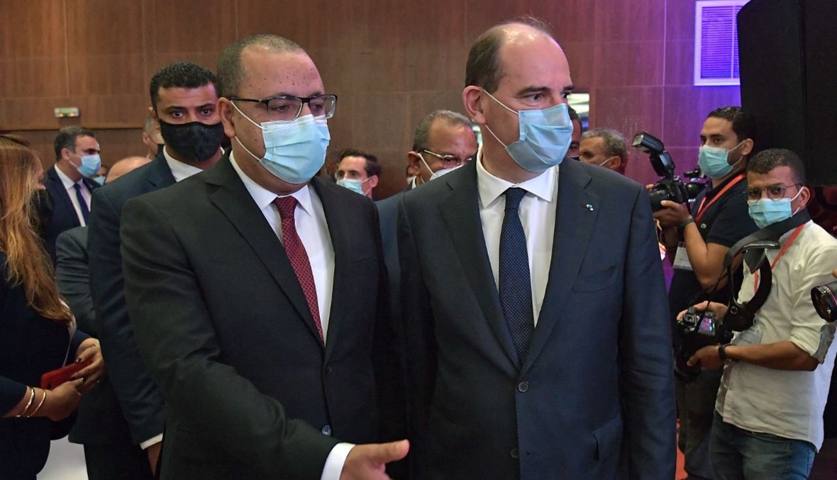 المشيشي (إلى اليسار) وكاستيكس لدى وصولهما الى المنتدى الاقتصادي في العاصمة تونس (3 حزيران 2021، أ ف ب). 