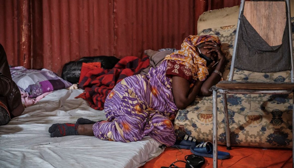 امرأة نازحة تنام في ملجأ موقت في ديبري برهان بإثيوبيا (14 ايار 2021، أ ف ب). 